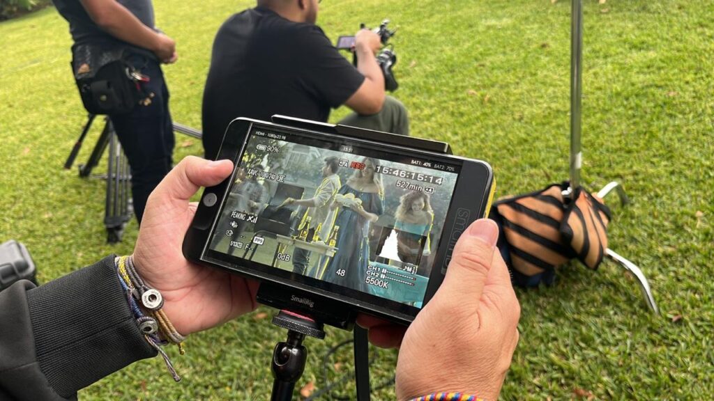 Equipo de producción revisando un spot publicitario en un monitor.
