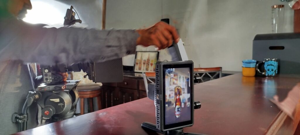Equipo de Naranja Digital realizando producción audiovisual en Guatemala, con el fondo del paisaje local.